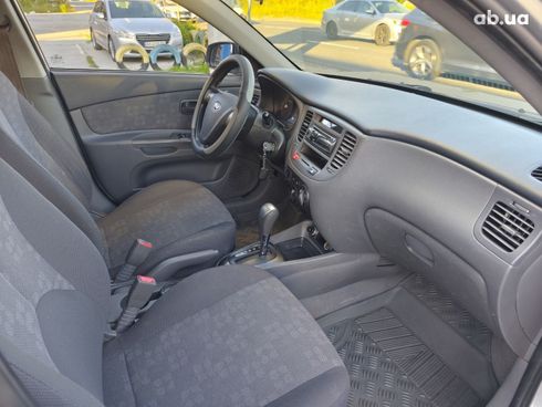 Kia Rio 2008 серебристый - фото 6