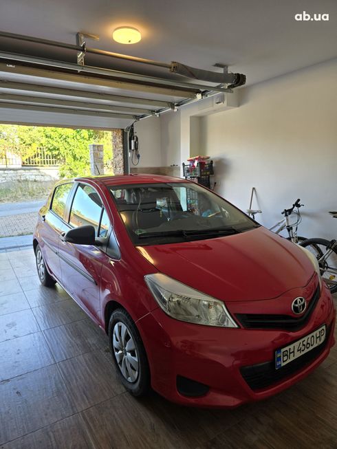 Toyota Yaris 2012 красный - фото 10