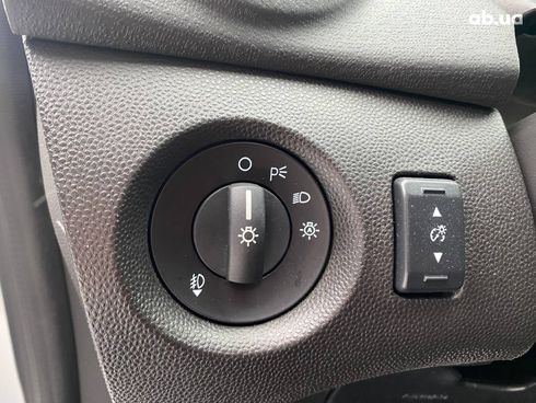 Ford Fiesta 2019 белый - фото 22