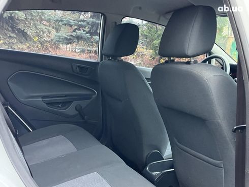 Ford Fiesta 2011 белый - фото 8