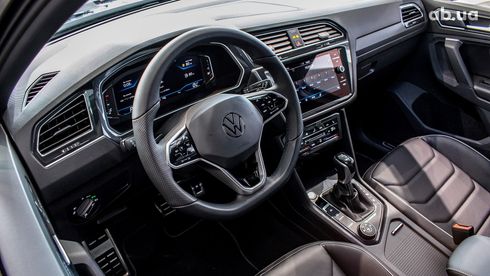 Volkswagen Tiguan 2023 черный - фото 8