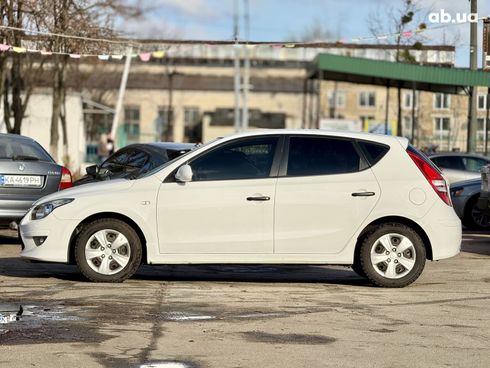 Hyundai i30 2011 белый - фото 2