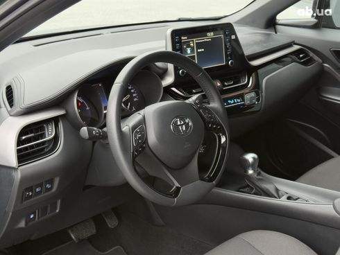 Toyota C-HR 2022 серый - фото 10