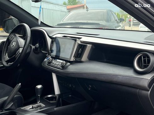 Toyota RAV4 2017 серый - фото 13