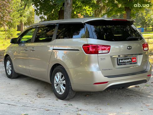 Kia Sedona 2016 бежевый - фото 13