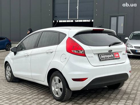 Ford Fiesta 2012 белый - фото 7