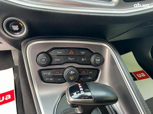 Dodge Challenger 2019 серый - фото 31