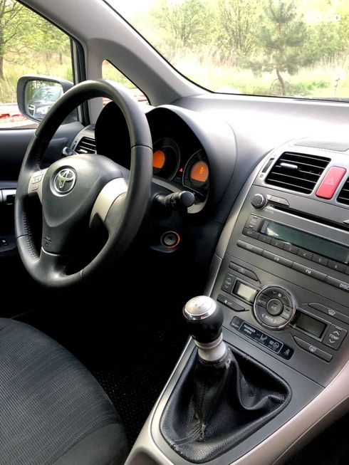 Toyota Auris 2010 серебристый - фото 9