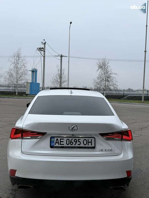 Lexus IS 2018 - фото 9
