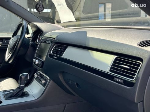 Volkswagen Touareg 2016 белый - фото 6
