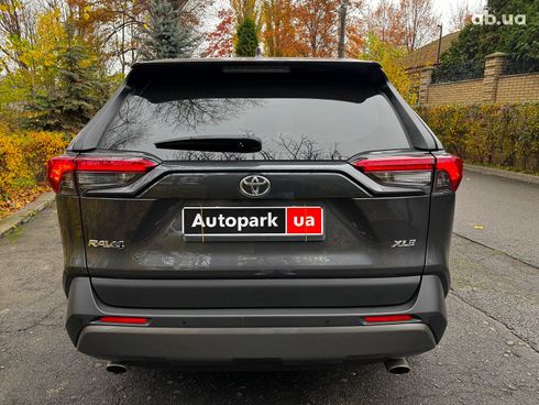 Toyota RAV4 2019 серый - фото 7