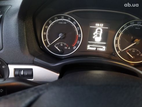 Skoda Octavia 2010 белый - фото 5