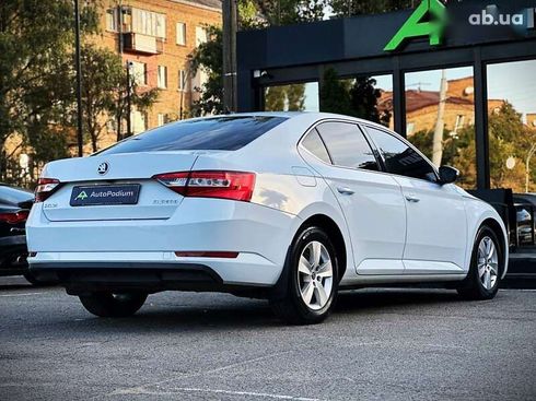 Skoda Superb 2019 - фото 18
