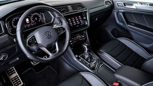 Volkswagen Tiguan 2023 черный - фото 9