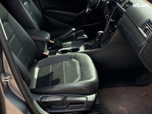 Volkswagen Passat 2015 серый - фото 26