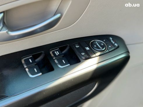 Kia Sedona 2017 серый - фото 14