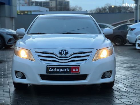 Toyota Camry 2010 белый - фото 4