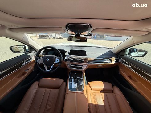 BMW 7 серия 2019 белый - фото 21
