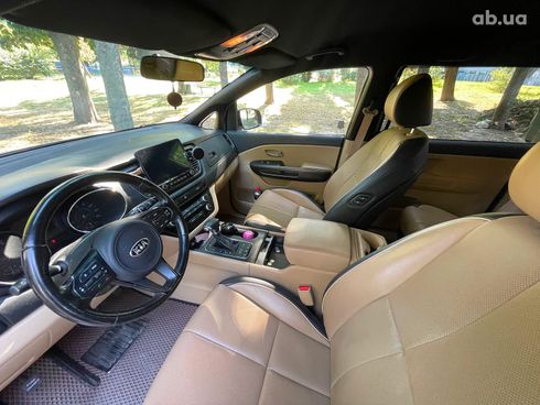 Kia Sedona 2016 бежевый - фото 32