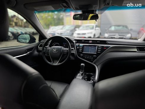 Toyota Camry 2018 серый - фото 38