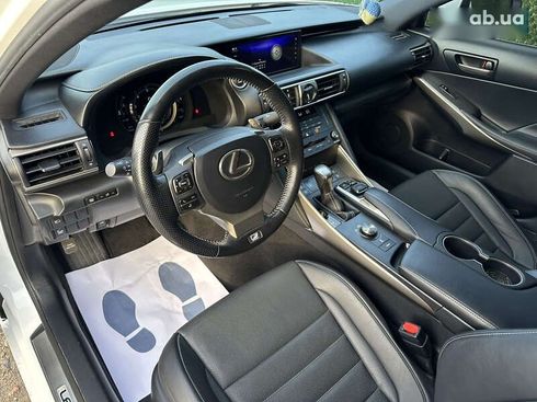 Lexus IS 2019 - фото 7