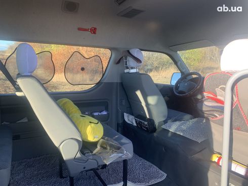 Toyota Hiace 2008 серебристый - фото 3
