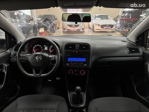 Volkswagen Polo 2017 белый - фото 6