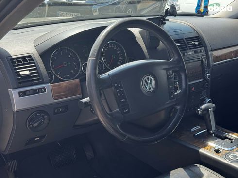 Volkswagen Touareg 2008 серый - фото 11