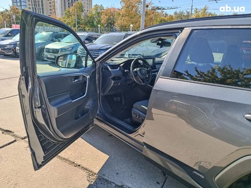 Toyota RAV4 2020 серый - фото 22