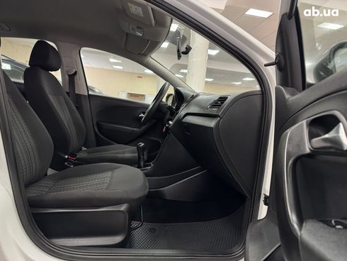 Volkswagen Polo 2017 белый - фото 12