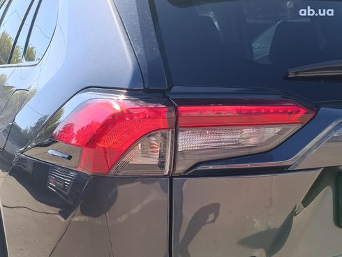 Toyota RAV4 2020 серый - фото 11