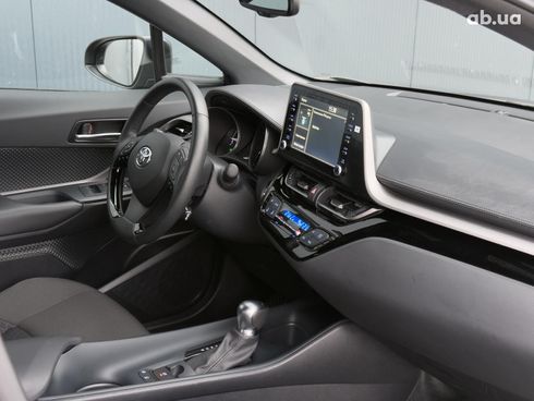 Toyota C-HR 2022 серый - фото 29