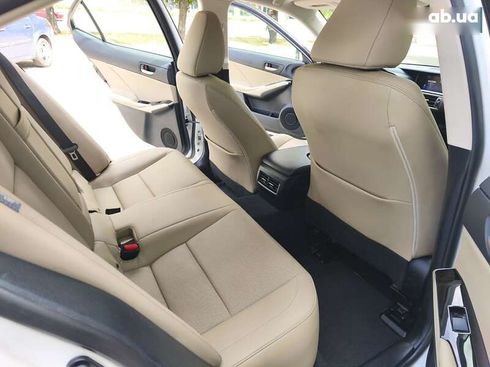 Lexus IS 2017 - фото 16