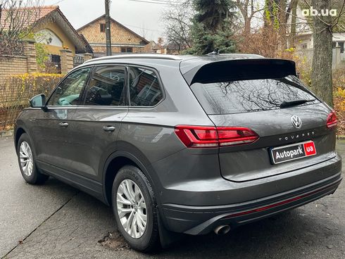 Volkswagen Touareg 2019 серый - фото 22
