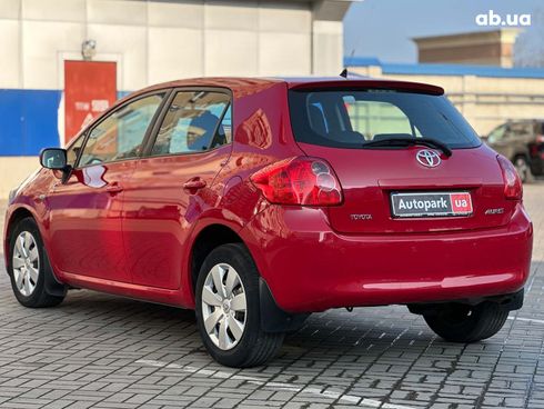 Toyota Auris 2009 красный - фото 7