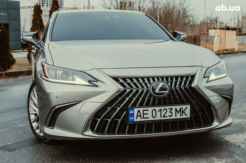 Lexus ES 2022 серый - фото 17