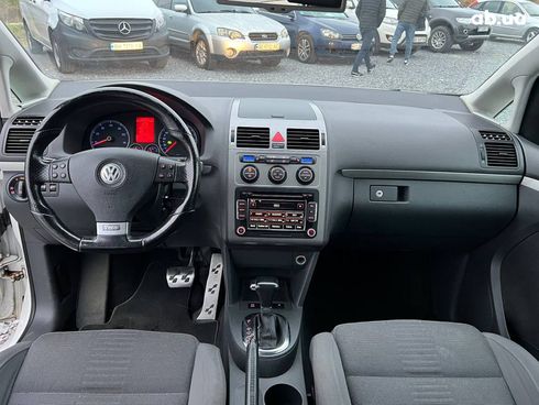 Volkswagen Touran 2009 белый - фото 38