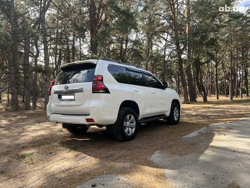 Toyota Land Cruiser Prado 2017 белый - фото 8