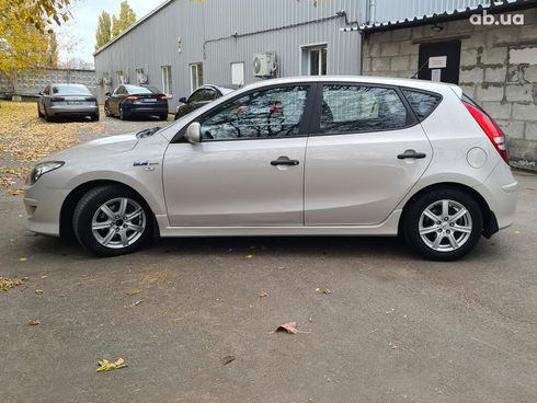 Hyundai i30 2011 бежевый - фото 9