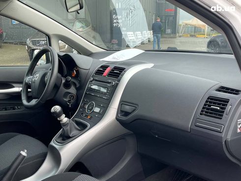 Toyota Auris 2010 белый - фото 13