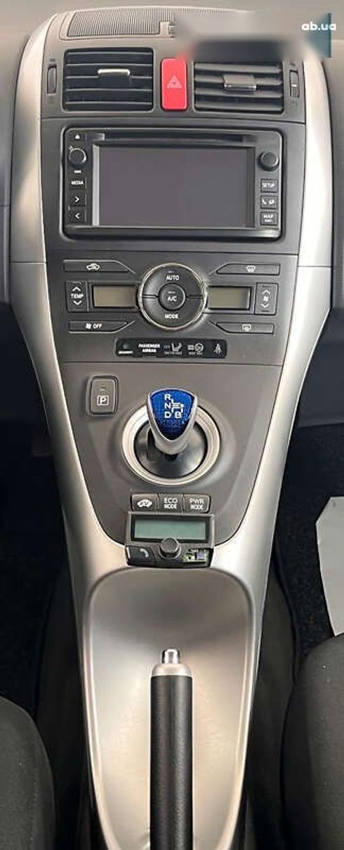 Toyota Auris 2012 - фото 15