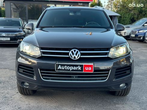 Volkswagen Touareg 2012 серый - фото 2