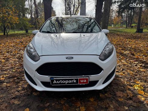 Ford Fiesta 2017 белый - фото 2
