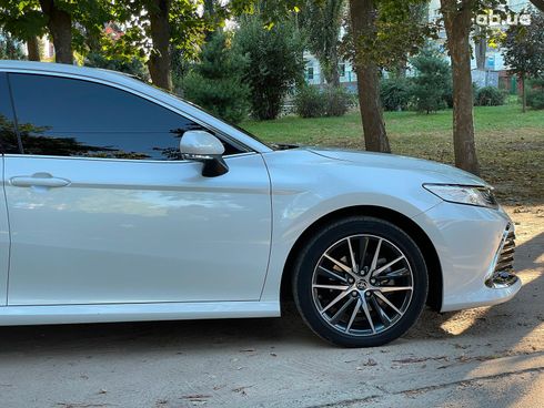Toyota Camry 2022 белый - фото 6