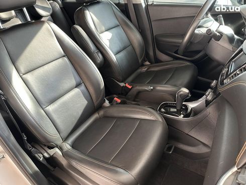 Chevrolet Trax 2017 белый - фото 16