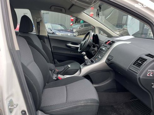 Toyota Auris 2010 белый - фото 9