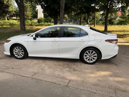Toyota Camry 2020 белый - фото 9