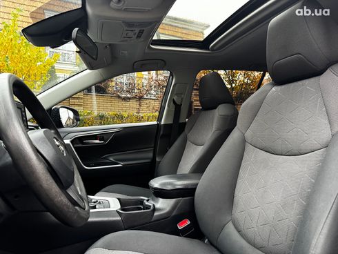 Toyota RAV4 2019 серый - фото 28