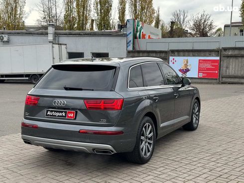 Audi Q7 2018 серый - фото 10