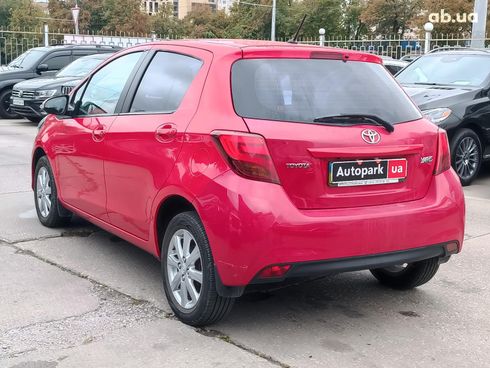 Toyota Yaris 2015 красный - фото 11